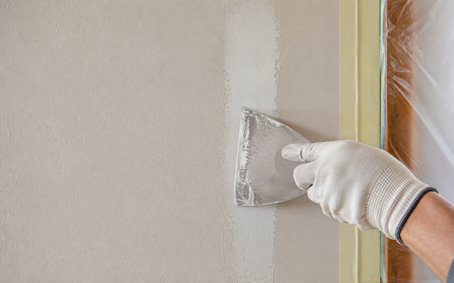 Fachgerechtes Glätten einer mineralischen Innenwand mit einem Spachtel